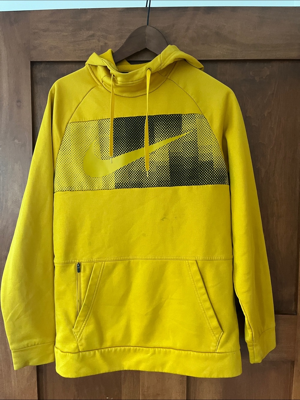 Nike Men’s golden dark Yellow Crewneck Sweatshirt with Swoosh Graphic